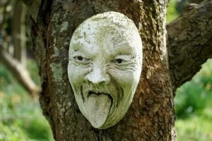 Создать мем: статуя, дерево с лицом, жуткое лицо