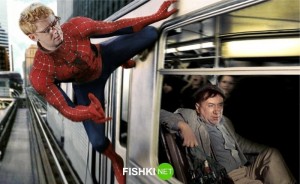 Создать мем: тоби магуайр человек паук поезд, человек-паук тоби магуайр в маске, паук эндрю гарфилд