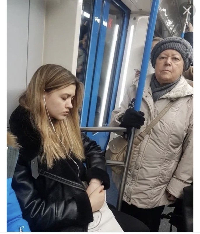 Создать мем: девушка с пакетами в метро, человек в метро, ноги