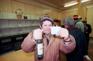 Создать мем: советские алкаши, ящик советской водки, алкоголь водка