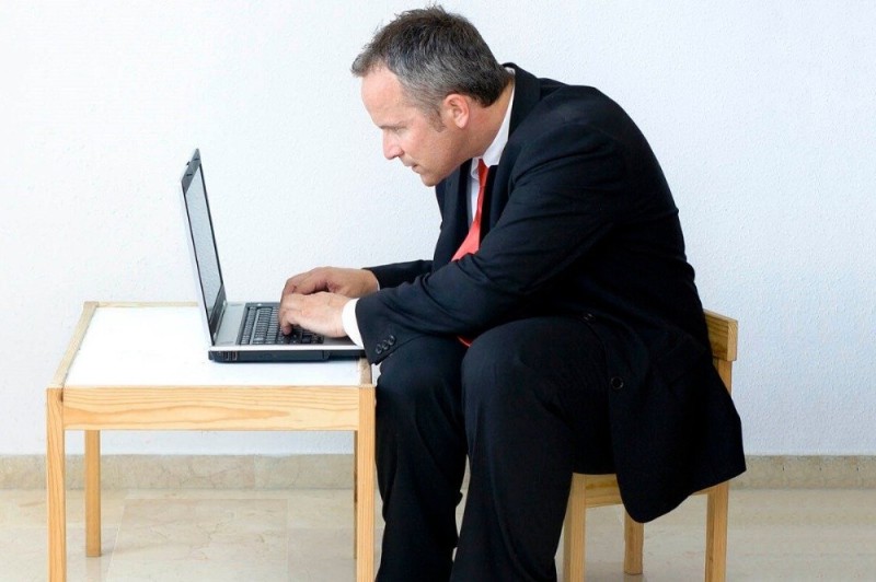 Создать мем: сидит на полу, неудобный стул, человек сидящий за компьютером