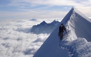 Создать мем: climber, облака над горами, вершина горы