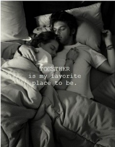 Создать мем: спящие влюбленные, обниматься с мужчиной в постели, нежные объятия в кровати