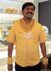 Создать мем: индус весь в золоте, золотая рубашка, индус в золотой рубашке