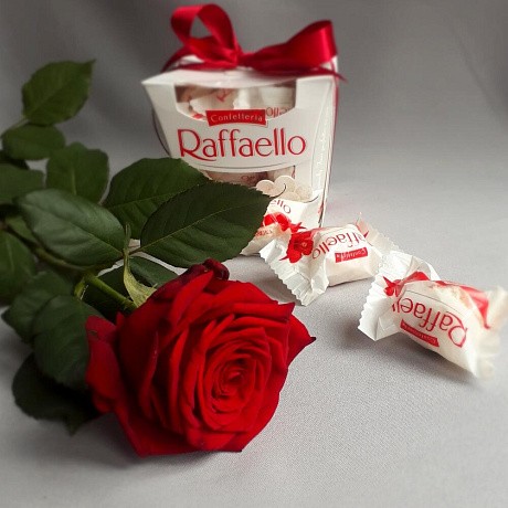 Create meme: Rosa Raffaello, Raffaello rose 150g, Raffaello bouquet