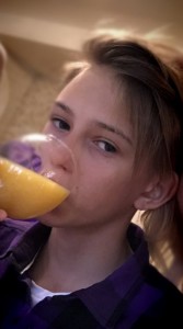 Создать мем: апельсиновый сок, напитки, девушка