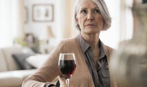 Создать мем: женщина пожилая пьет вино, пожилая женщина задумалась, грустная пожилая женщина