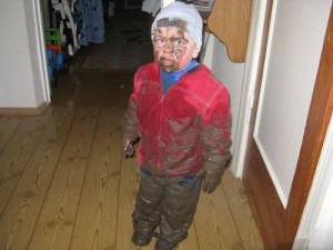 Создать мем: мем мальчик измазанный в грязи, фото прикольные чумазых, человек