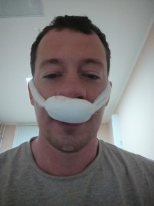 Создать мем: сделать операцию нос в ереване, человек с одной ноздрей, рассеченный нос