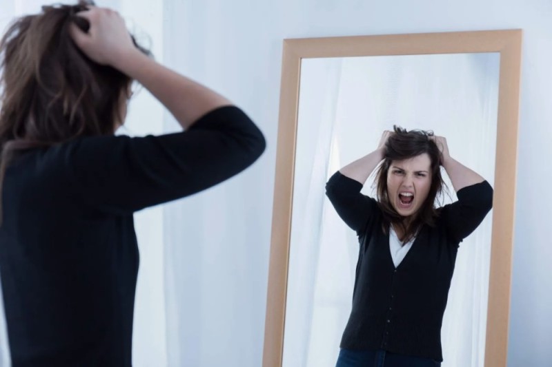Создать мем: недовольная женщина перед зеркалом, недовольная женщина, кричащая женщина