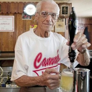 Создать мем: самый старый бармен в мире, бармен, старый бармен