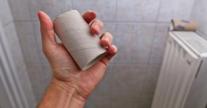 Создать мем: поделки из втулок от туалетной бумаги своими руками мастер класс, селфи через втулку от туалетной бумаги, вагина из втулки туалетной бумаги