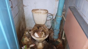 Создать мем: грязный унитаз, советский унитаз, советский туалет