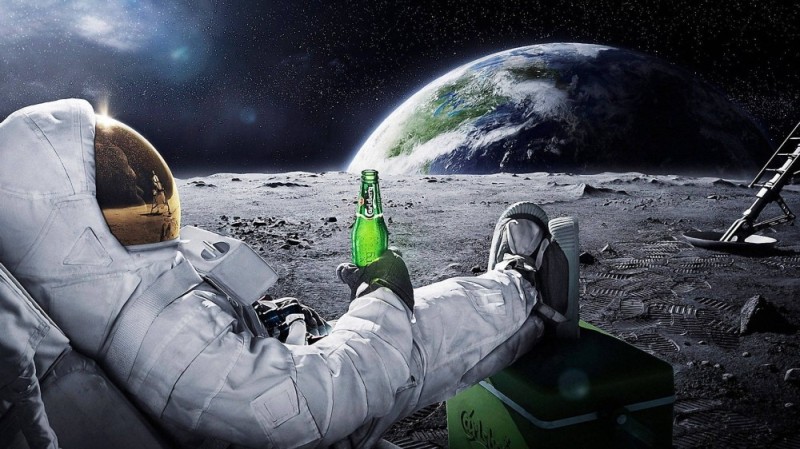 Создать мем: космонавт carlsberg, люди в космосе, космонавт с пивом на луне