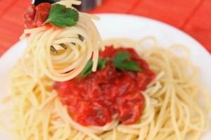 Создать мем: спагетти с томатной подливкой, помидорный соус для спагетти, спагетти с томатным соусом и базиликом