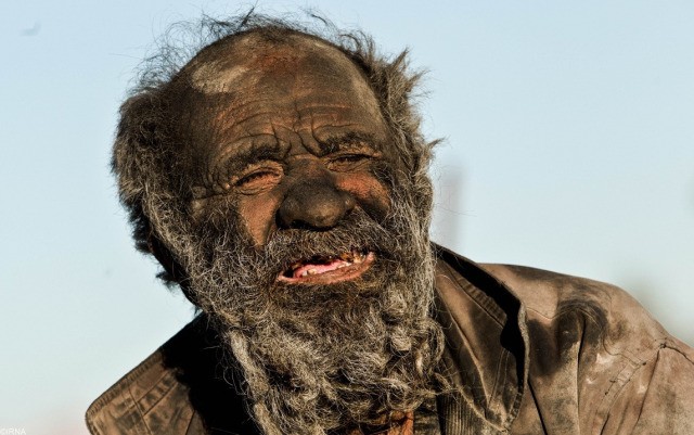Создать мем: человек который не мылся 60 лет, самый грязный человек, самый грязный человек в мире