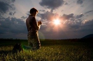 Создать мем: мужчина молится на коленях, человек молится на коленях, фото человек на коленях перед богом