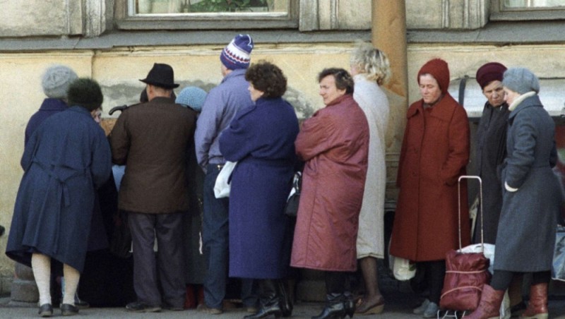 Создать мем: в очереди, 90-е годы в россии, советская очередь