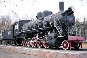 Создать мем: паровоз магнитогорск памятник на вокзале, черный паровоз, поезд памятник в уссурийске