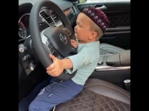 Создать мем: маленький мальчик, автомобиль, в машине