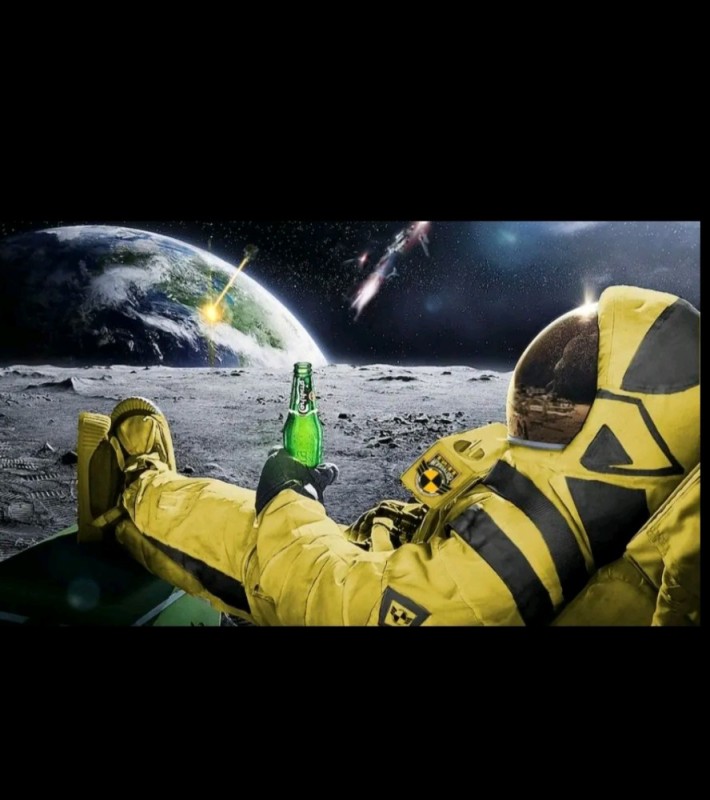 Создать мем: космонавт с пивом на луне, космонавт, космос космонавт