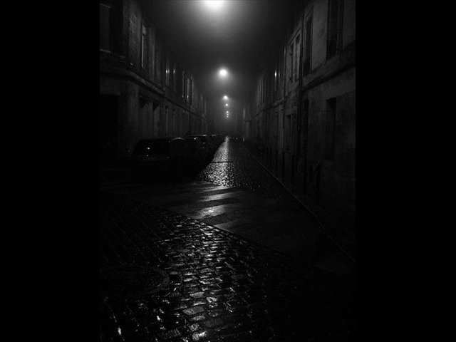 Создать мем: ночь черно белое, мрачный город, мрачный переулок