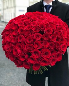 Создать мем: букет из 101 розы, 101 роза красная букет 60 см, 101 красная роза "ред наоми"