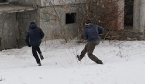 Нападения на село. Аскино мальчик убежал. Отец кинул снежок в мальчика.