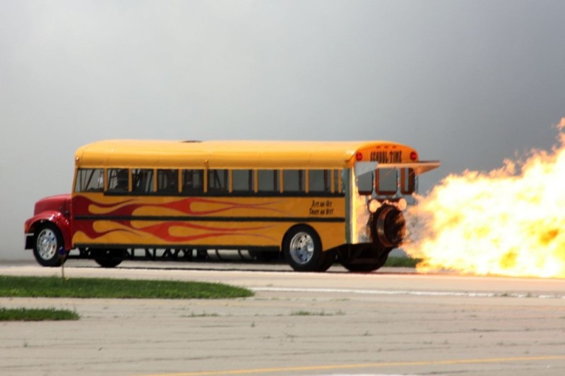 Создать мем: реактивный автобус, крутые автобусы, самый быстрый автобус в мире