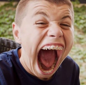Создать мем: мальчик с самым большим ртом, нервный смех, большой рот