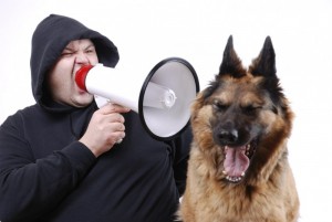 Создать мем: человек кричит на собаку, собака с микрофоном, собака дрессировка