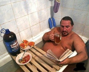 Создать мем: парень, мужик, мужик в ванной с пивом