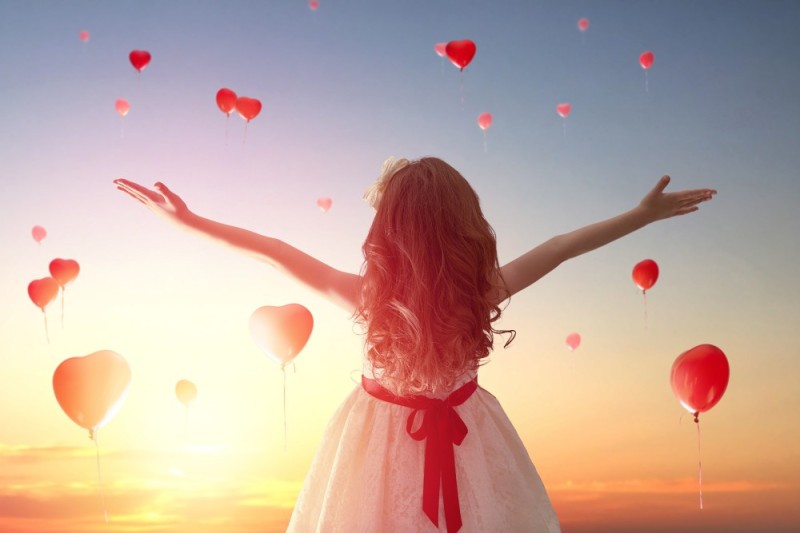 Создать мем: девушка и воздушные шары, счастья, девушка с сердцем в руках