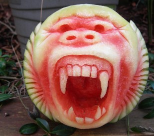 Create meme: clive cooper watermelon sculptures, sculpture , carving a lion from a watermelon