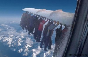 Создать мем: игарка толкают самолет, толкают самолет в мороз, пассажиры толкают самолет