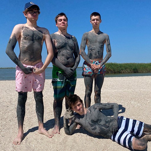 Создать мем: друзья, тамань грязевое соленое озеро, мужик
