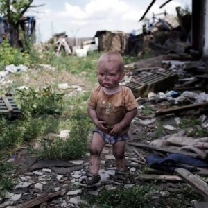 Создать мем: Донецкий мальчик ищет маму на развалинах дома