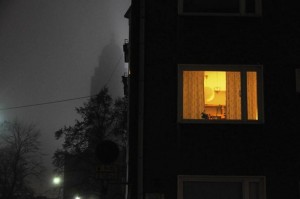 Создать мем: Темное изображение, свет в окне многоэтажки, ночное окно