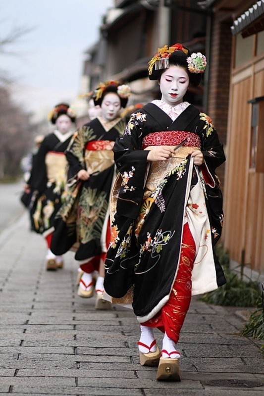 Создать мем: мир наизнанку япония гейши, современные гейши в японии, гейша