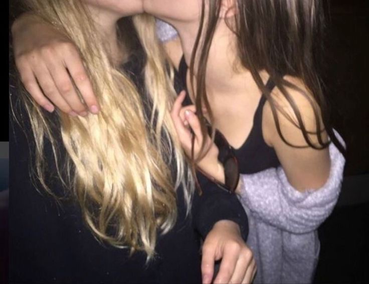Создать мем: поцелуй двух девушек, поцелуй девушек