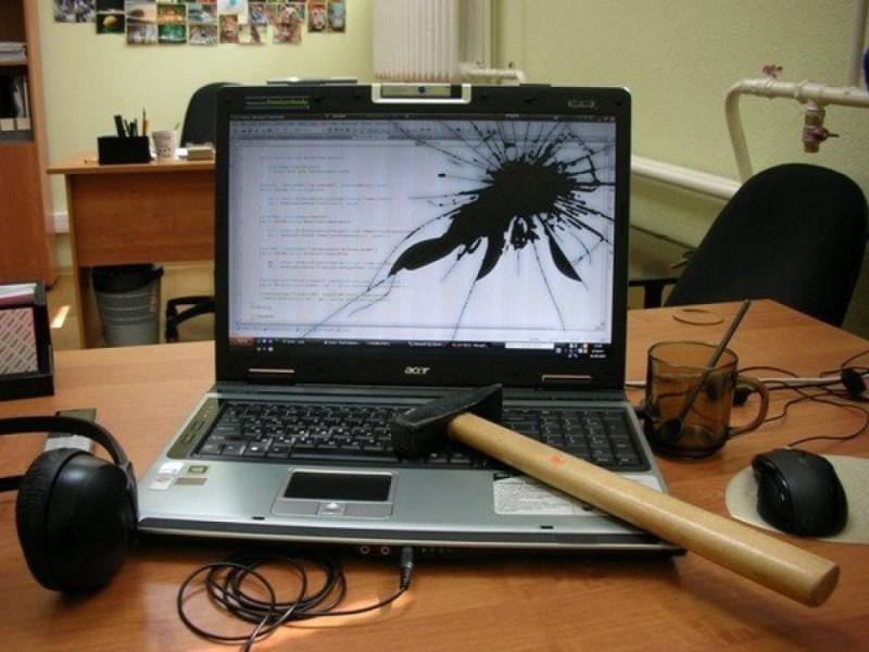 Создать мем: ремонт ноутбуков, сломанный компьютер, ноутбук