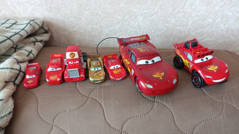 Создать мем: cars 2 lightning mcqueen toy, молния маккуин, маккуин молния маккуин игрушки тачки