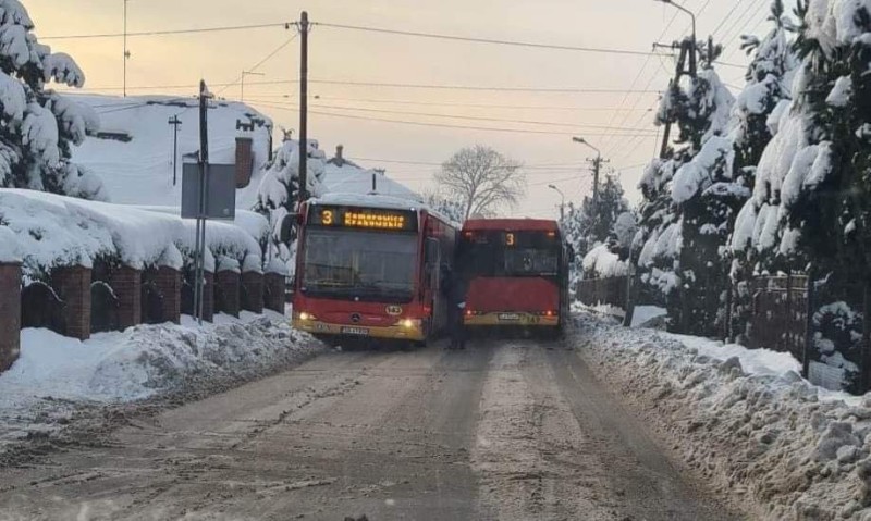 Создать мем: автобус в деревне зимой, трамвай, трамвай зимой