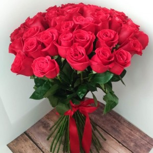 Создать мем: букет 51 красная роза, букет длинных роз, букет живых роз