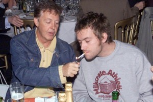 Создать мем: "jamie hewlett" && ( исполнитель | группа | музыка | music | band | artist ) && (фото | photo), paul mccartney, дэймон албарн