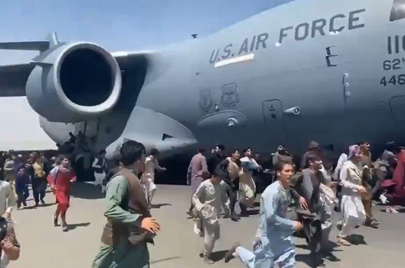 Создать мем: самолёт авганистан страшные кадры, военно-воздушные силы сша, афганистан бегство на самолете