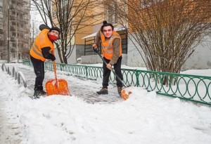 Создать мем: снег во дворе, рабочие убирают снег, дворник