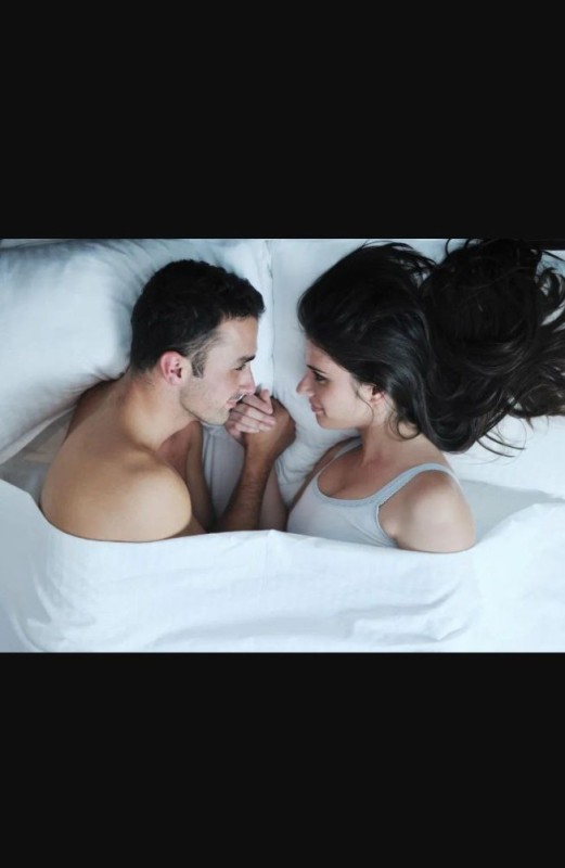 Создать мем: мужчина и женщина, в постели, пара в постели
