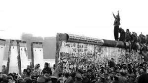 Создать мем: разрушение берлинской стены 1986, берлинская стена, крушение берлинской стены 1989