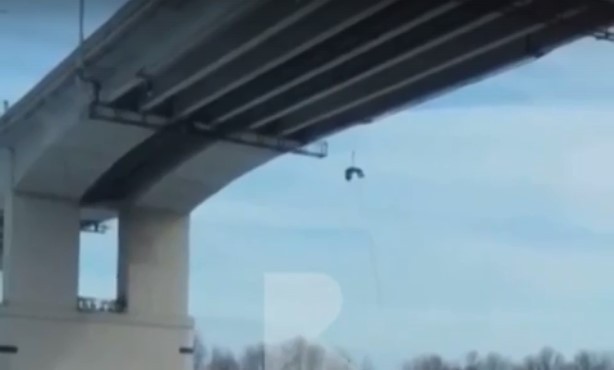 Создать мем: лиски женщина прыгнула с моста у 40 училище, под мостами, мост